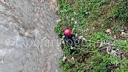 Sparatoria in via Aldo Moro. Si cerca la pistola nel fiume Cosa