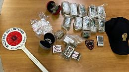 Droga nel seminterrato. Trovati in un carrello oltre un chilo di hashish e marijuana