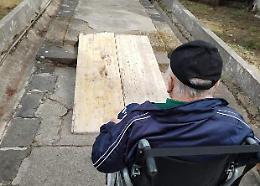 Cimitero impraticabile per i disabili. La storia di un anziano e la rabbia del figlio