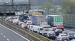 Incidente in autostrada, coinvolti sei veicoli. Sedici chilometri di coda
