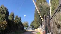 Palo della telefonia pericolante. Nessun intervento