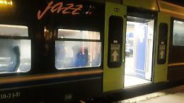 Il capotreno gli chiede il biglietto, lui lo aggredisce