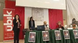 «Conoscere la storia per capire». Gli studenti dell'"Angeloni" incontrano Dacia Maraini