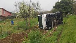 Paura in zona Foresta. Mezzo per la raccolta dei rifiuti esce fuori strada