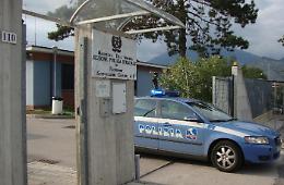 Non si ferma all'alt e si schianta con l'auto rubata