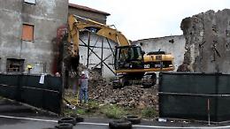 Ruspe in azione a Osteria della Fontana. Demolito il vecchio fabbricato
