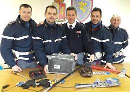 Scappano a tutta velocità in A1 con una cassaforte rubata a bordo