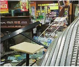"Spaccata" con il furgone: sfondano la vetrina di un bar e fanno razzia di Gratta e Vinci