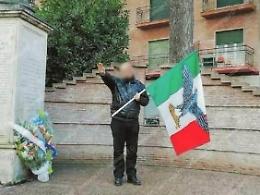 Fa il saluto romano e pubblica la foto su Facebook: quarantottenne nei guai