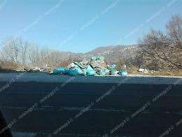 Una montagna di rifiuti. Ingombranti, plastica, carta, lastre di amianto
