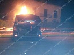 Auto in fiamme sulla Casilina Sud, paura tra i passanti
