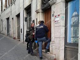 [LA RICOSTRUZIONE] Trovato con la gola tagliata. Resta il mistero. Attesa per l'autopsia