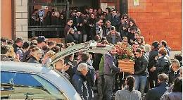 Funerali Lorenzo Loreti: in centinaia per l'ultimo saluto al giovane. Il tributo dell'Accademia