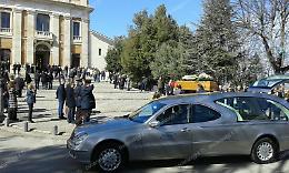 Morte senatore Tofani: il feretro è arrivato in Cattedrale. Presenti massimi esponenti di destra