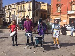 Palloncini colorati e coreografie a tempo di musica: flash mob in piazza del liceo Valente