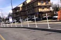 Cento croci e una fiaccolata per ricordare le vittime della strada