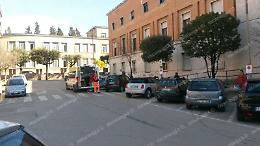 Blitz contro attività commerciali: disposta la chiusura. I titolari in Comune, un ferito