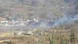 In fiamme il canneto della Riserva naturale: vigili del fuoco in azione