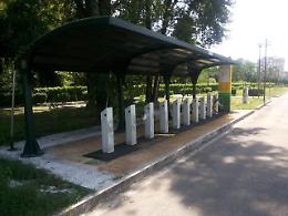 Le bici ci sono, i tratti ciclabili no. E in pochi pedalano