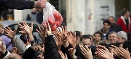 Nuovi poveri, cresce l'esercito degli indigenti. Intanto si aiutano gli stranieri