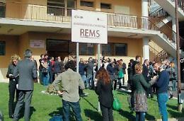 Affoga la figlia di 4 mesi mentre fa il bagnetto: ma per lei niente carcere