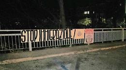 Striscione di CasaPound contro l'immigrazione affisso davanti al comune