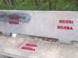 L'onda razzista esplode in città.  Compaiono scritte contro gli extracomunitari