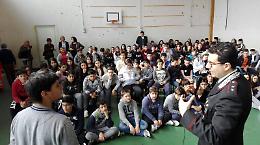 Carabinieri docenti "speciali" ieri mattina tra gli studenti della scuola media Diamare