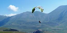 Precipita con il parapendio: momenti di terrore per un 41enne, ricoverato d'urgenza