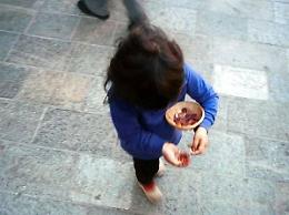 Bimba costretta dai familiari a chiedere l'elemosina: intervengono i servizi sociali