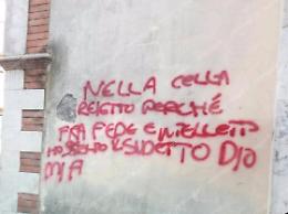 Pasqua con i vandali: con la vernice spray imbrattato il muro della chiesa di Sant'Elisabetta