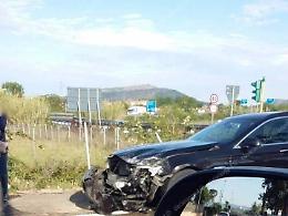 Incidente all'incrocio thriller: due auto coinvolte, traffico in tilt e lunghe code