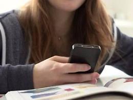 Compiti in classe col... cellulare. Smartphone anche nei calzini: in aula la guerra alla tecnologia