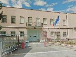 Giovane muore in un corridoio: disposta l'autopsia per chiarire le cause del decesso