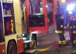 Benzina e fuoco davanti a un bar. Trovata la bottiglia