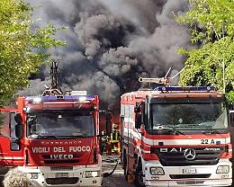 [VIDEO - FOTO] Incendio nel centro stoccaggio rifiuti: fa paura la nube di fumo spinta dal vento