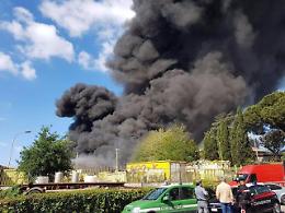 Incendio rifiuti, i danni della nube tossica: aria malata e consumatori terrorizzati