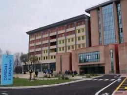 Ospedale, un finestrone cade e colpisce alla testa un'addetta delle pulizie