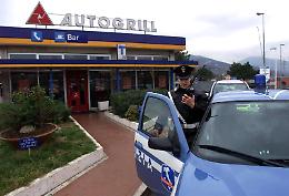 Tifo e follia: supporter prendono in ostaggio un autogrill e aggrediscono i rivali, finisce male
