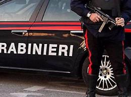 Minaccia i passanti con una grossa chiave da meccanico. Poi, braccato dai carabinieri, si rifugia in chiesa