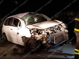 [FOTO] Auto finisce fuori strada e si schianta contro un grosso albero: due feriti