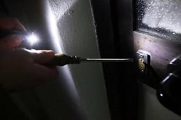Lei è negli Stati Uniti, i ladri invece a casa sua. E a piedi nudi. Ma finisce molto male