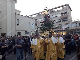 Centinaia di fedeli a Sant'Antonio per partecipare alla processione della Santa dell'impossibile