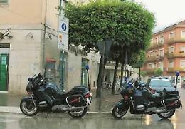 Cellulare sospetto lasciato davanti ad una banca del centro: scatta l'allarme