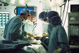 Cade in coma dopo l'operazione: condannati tre medici "negligenti"