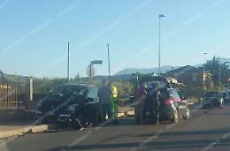 Incidente all'incrocio: due feriti e auto semidistrutte. Polemiche sulla sicurezza