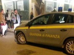 Manette alla movida: un giovane arrestato e interi quartieri sotto assedio