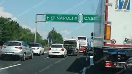 Incidente mortale sull'A1: imprenditore perde il controllo dell'auto e si schianta contro un tir