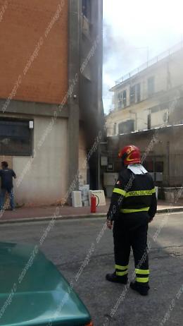 Blackout dopo l'incendio alla cabina, notte di lavoro per i tecnici dell'Enel