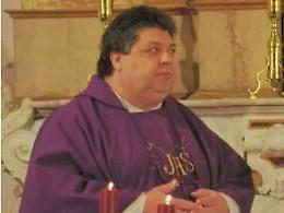 Sacerdote in fin di vita. Troppo sovrappeso, per soccorrerlo servono i vigili del fuoco